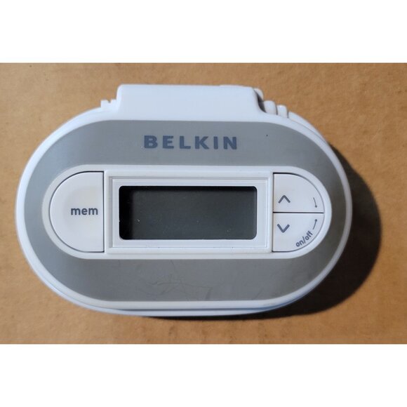 Belkin TuneCast II FM Transmitter Model F8V3080-APL White for iPod Nano - Picture 1 of 4